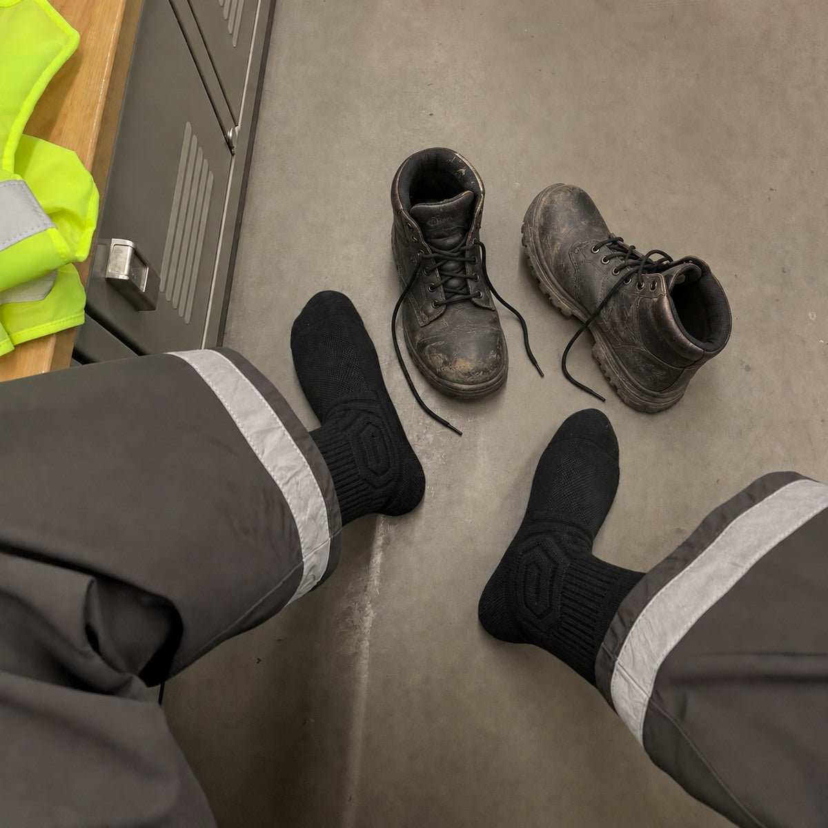 Calcetines Talón Firme junto a unas botas de seguridad